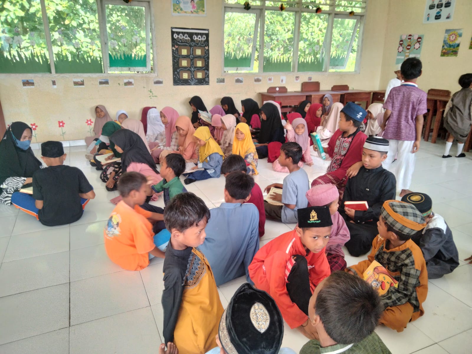 Guru PAI SDN 2 Busoa Mengajak Siswa Membaca Al-Qur'an dalam Kegiatan Rutin