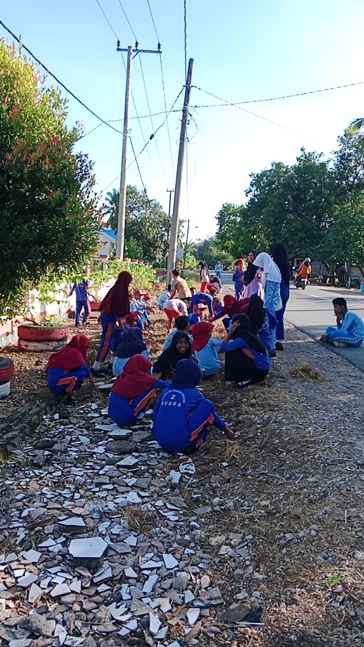 Kerja Bakti di SDN 2 Busoa: Mengajarkan Pentingnya Menjaga Kebersihan Lingkungan